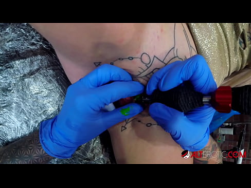 ❤️ Itin tatuiruota karšta Sully Savage gavo tatuiruotę ant savo klitorio ️ Porno prie mūsų ❤